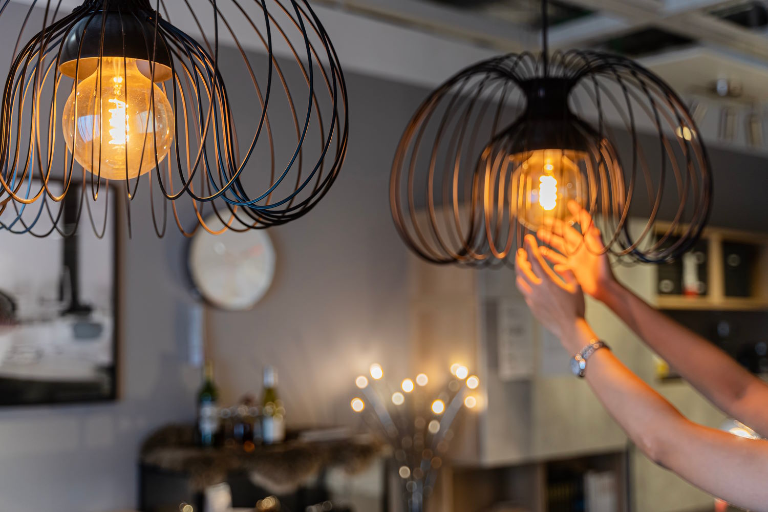Persona cambia unas bombillas LED